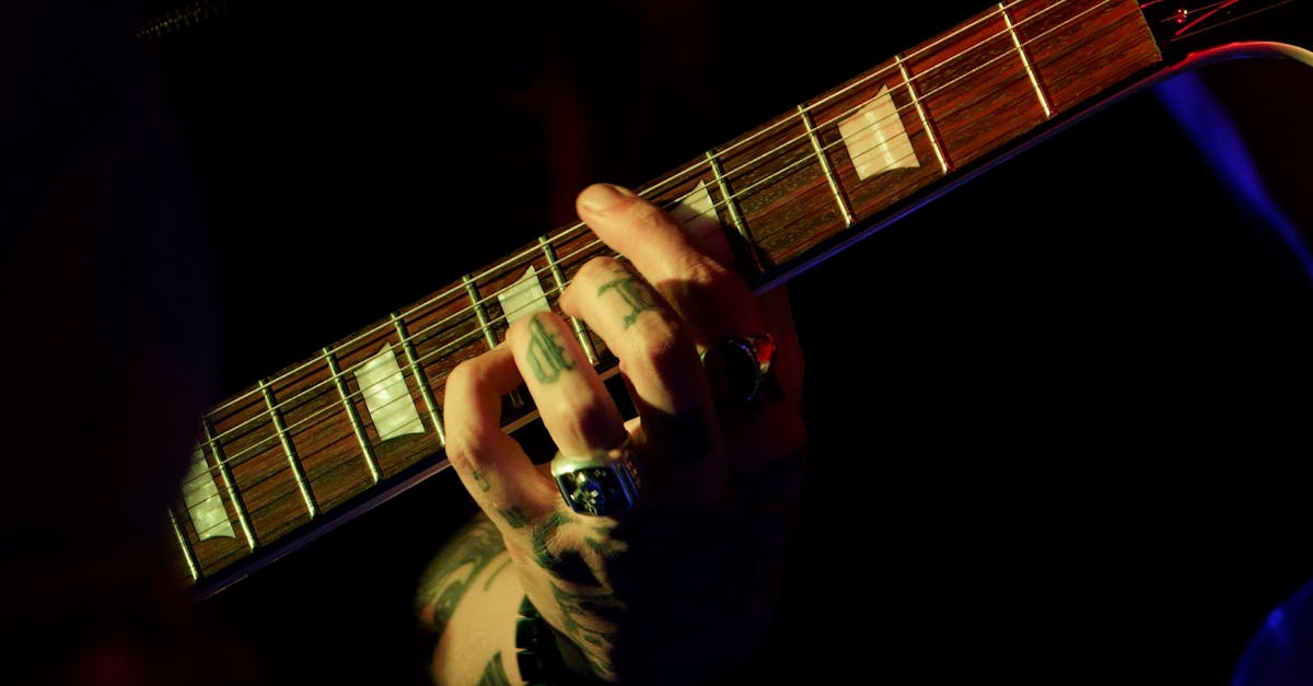 Khám Phá Dáng Guitar SG: Phong Cách Rock Mạnh Mẽ Cùng Angus Young và Tony Iommi