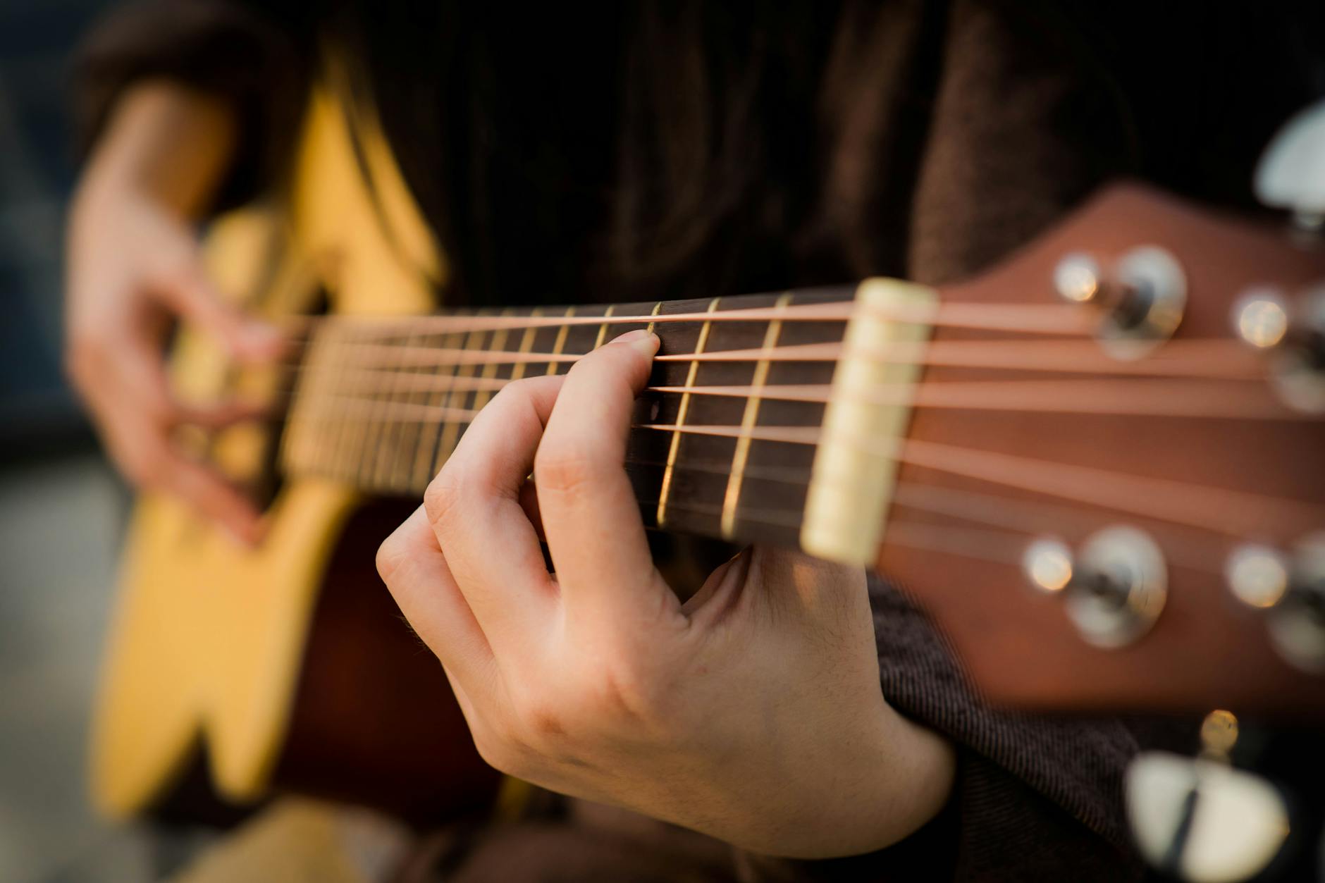 Top 5 Đàn Guitar Thùng Tốt Nhất Cho Người Mới & Bán Chuyên Năm 2025
