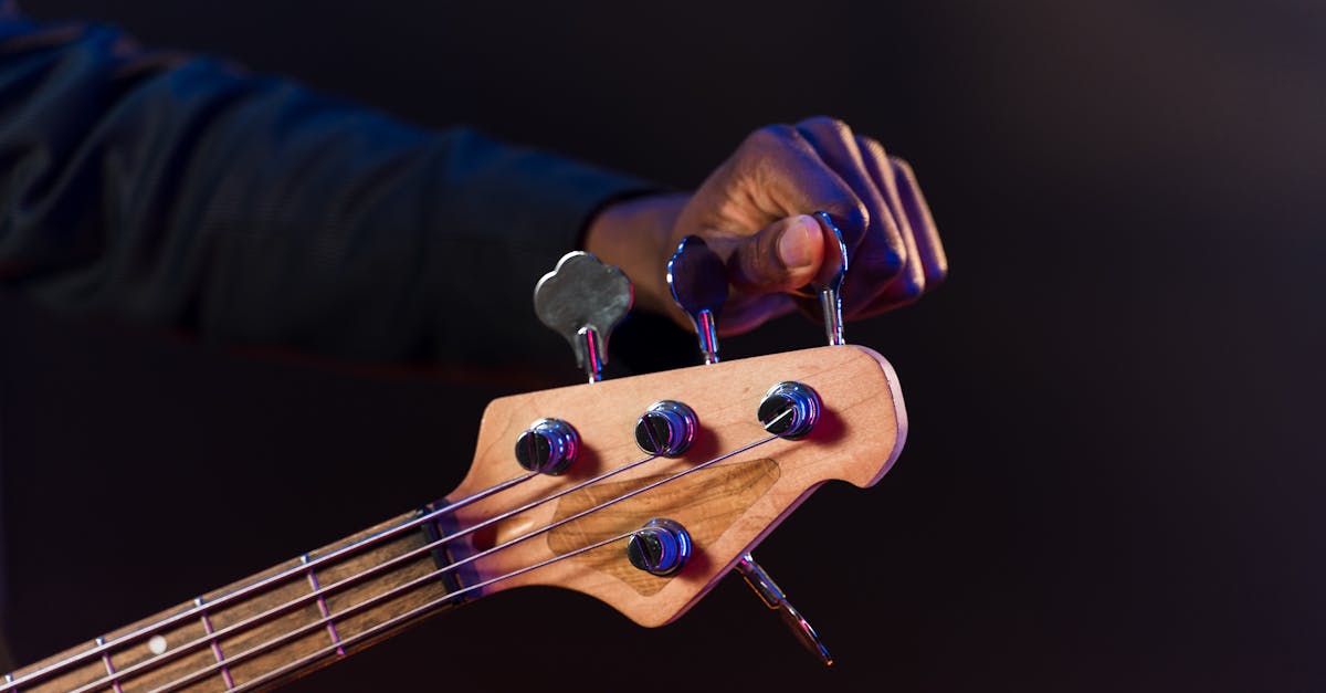 Hướng Dẫn Lên Dây Đàn Guitar Chuẩn: Tự Nghe Hay Dùng Tuner Cho Mọi Cấp Độ